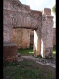 03184 ostia - regio i - insula xii - caseggiato dei triclini (i,xii,1) - nordseite - tuer zum westlichen porticus - 01-2024.jpg